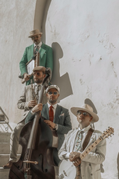 La band con gli strumenti: contrabbasso, banjo, sassofono e washboard